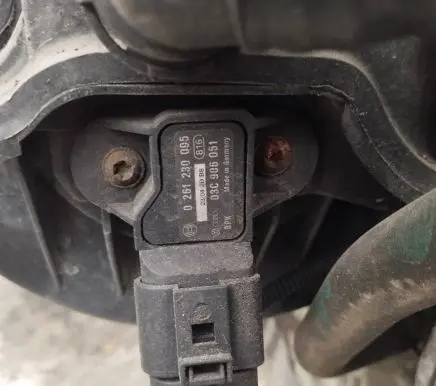 Volkswagen Golf V Air pressure sensor 03c906051 0261230095