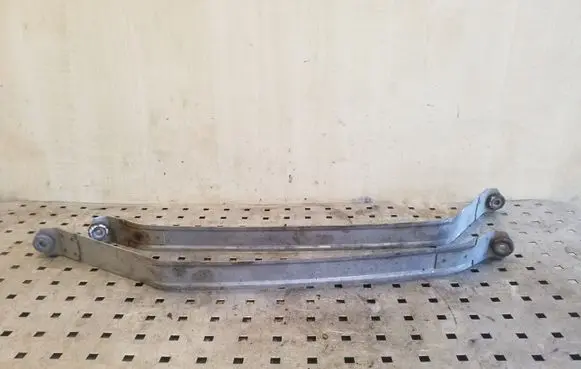 Fuel tank mounting bracket