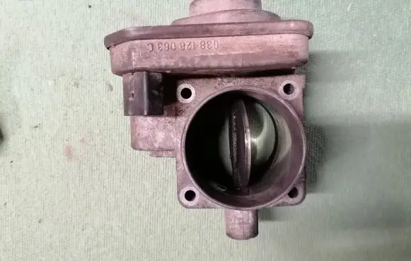Volkswagen Caddy Throttle valve 038128063C