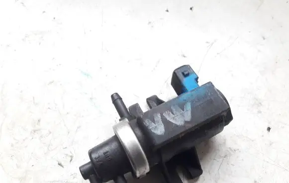 Volkswagen PASSAT B5 Vacuum valve 1H0906627