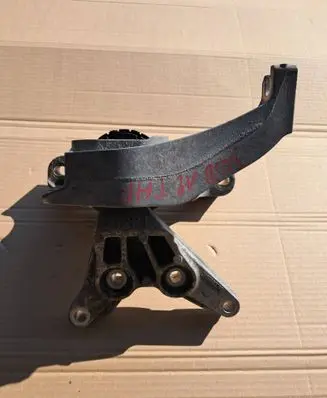 Engine mount bracket