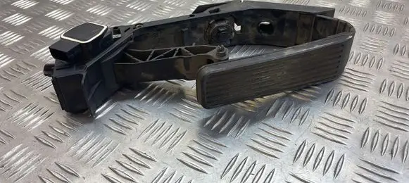 Mercedes-Benz C W203 Accelerator throttle pedal A2033000704