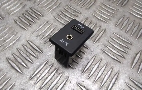 Nissan Qashqai AUX in-socket connector 795405004