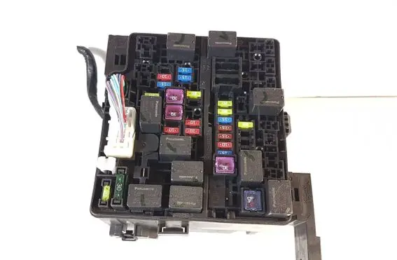 Mitsubishi L200 Fuse module 7750KA1 3547