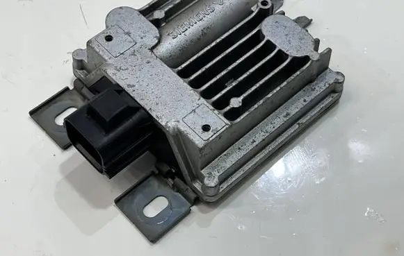 Porsche Panamera (970) Fuel pump relay 97061815102