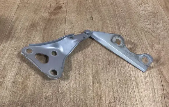 Engine bonnet/hood hinges