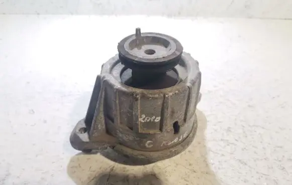 Mercedes-Benz C AMG W204 Engine mount bracket