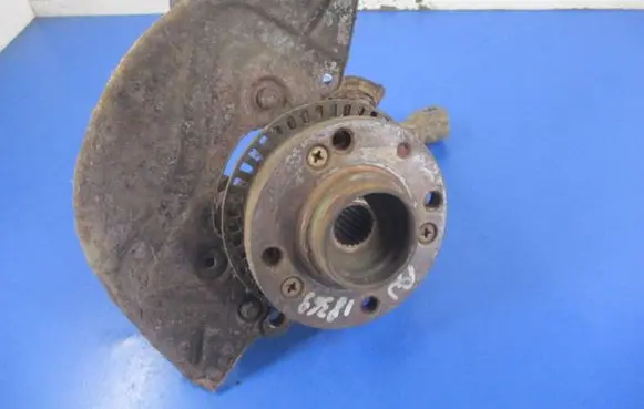 Volkswagen PASSAT B4 Front wheel hub spindle knuckle