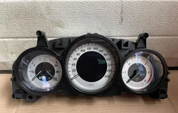 Mercedes-Benz C W204 Speedometer (instrument cluster) 2049004108