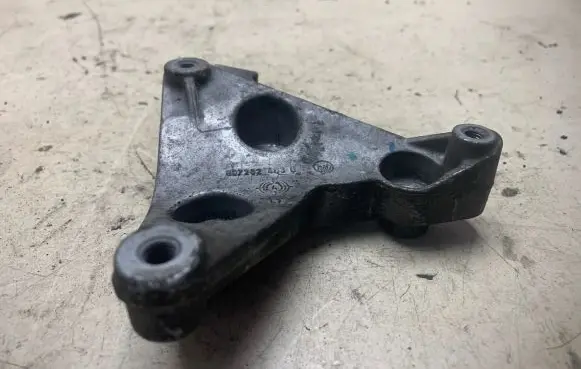 Opel Astra H Engine mounting bracket 8972624630