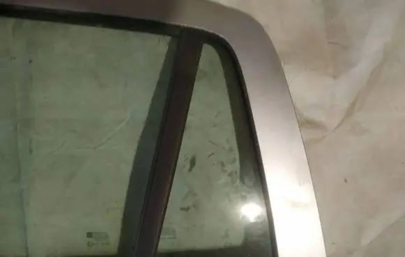 Rear vent window glass