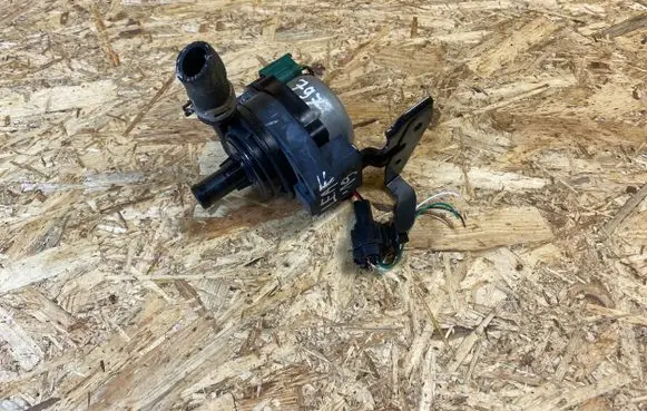 Nissan Leaf II (ZE1) Water pump 215815SA0A