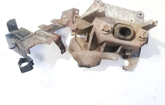 Nissan Note (E11) Engine mount bracket