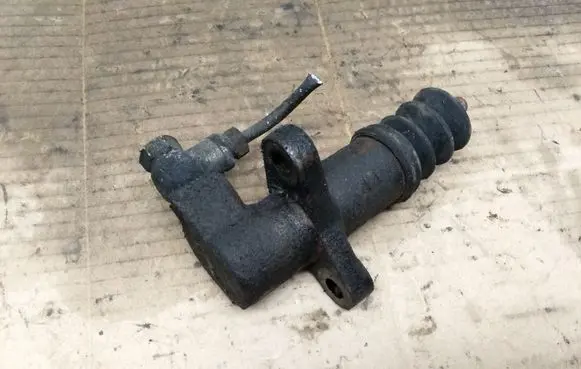 Volvo S40, V40 Clutch slave cylinder 