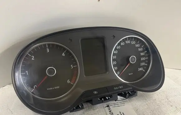 Volkswagen Polo V 6R Speedometer (instrument cluster) 6R0920861F V030412701 1120700429