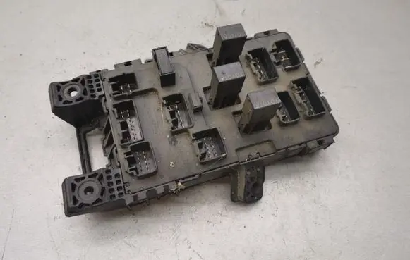 Toyota Avensis T220 Fuse module 8273005020