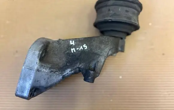 Engine mounting bracket