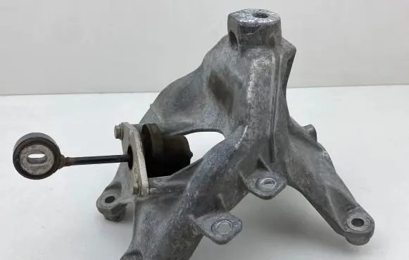 Engine mounting bracket