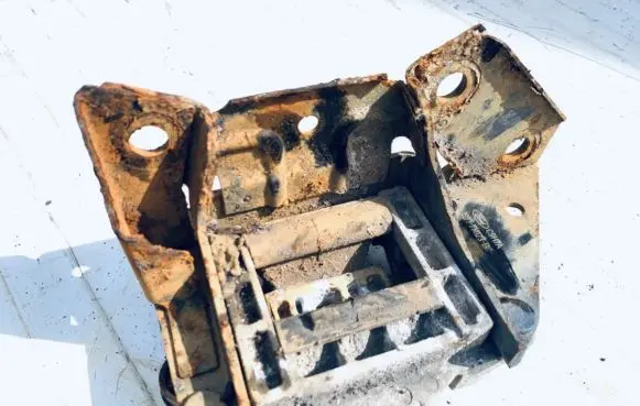 Ford Mondeo Mk III Engine mount bracket 1s717m123bc 1s71-7m123-bc