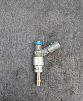 Audi A6 S6 C6 4F Fuel injector 06E906036C 06E906036AE