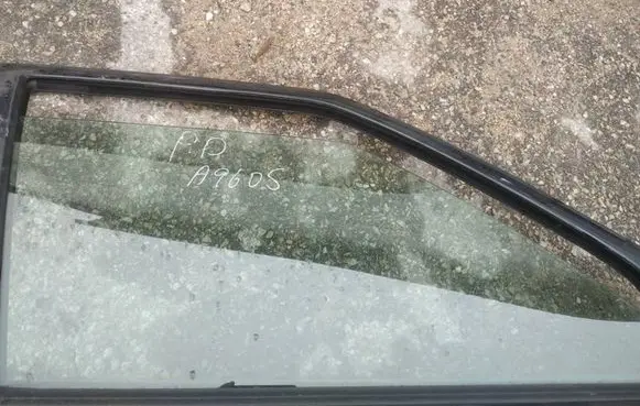 Volvo S70 V70 V70 XC Front door window glass four-door as2
