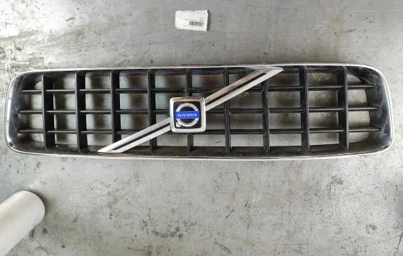 Volvo XC90 Front bumper upper radiator grill 8620641