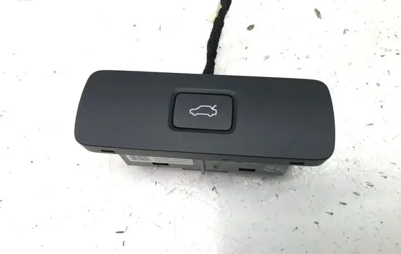 Volvo XC40 Tailgate/boot open switch button 32350330