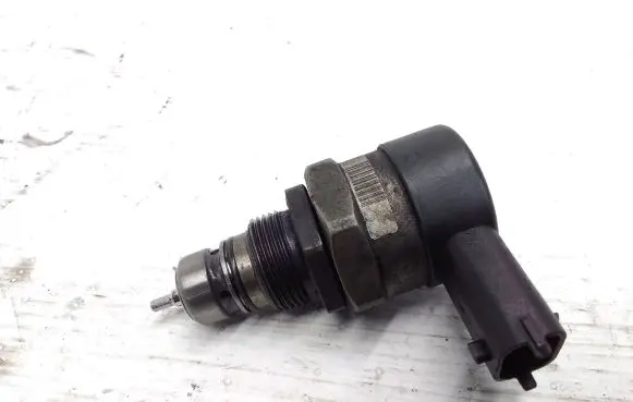 Volvo XC90 Fuel pressure regulator 0281002712 30777576