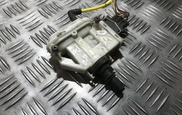 Volkswagen PASSAT B4 Central locking vacuum pump 3a0862153