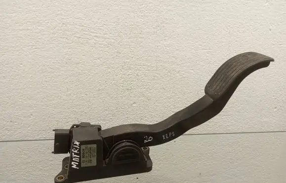 Accelerator throttle pedal