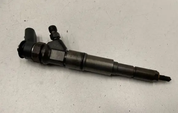 BMW 5 E60 E61 Fuel injector 0445110216