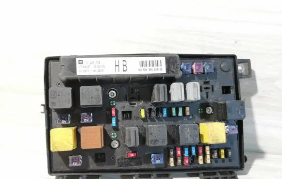 Opel Zafira B Fuse module 13206754
