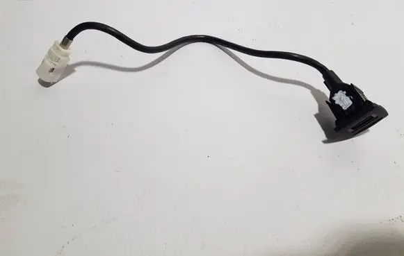 Mercedes-Benz SLK R172 USB socket connector 1728200815DD A1728200815