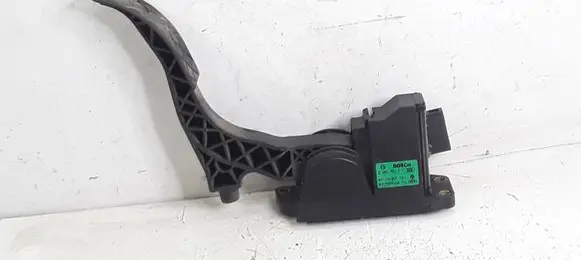 Accelerator throttle pedal