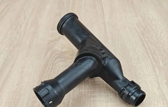 Engine coolant pipe/hose