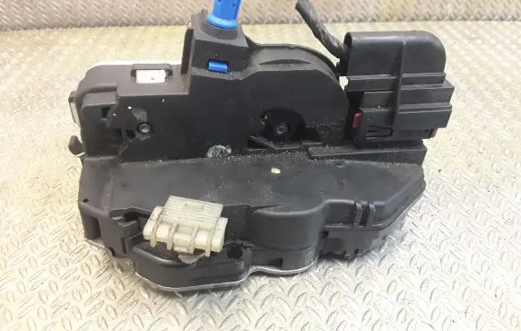 Opel Astra J Coupe door lock (next to the handle) 3023881
