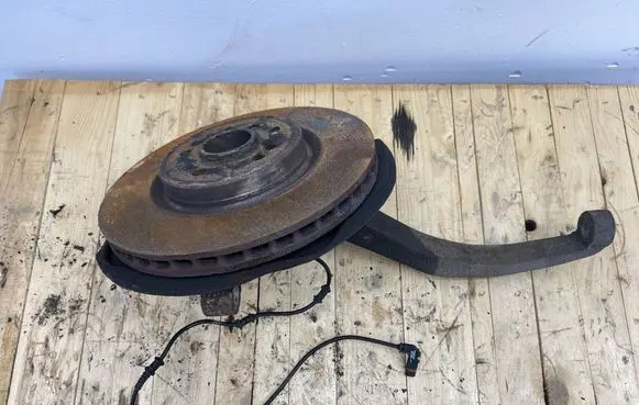 Front wheel hub spindle knuckle