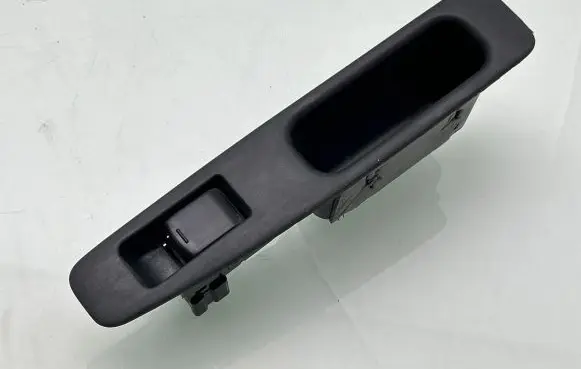 Nissan Qashqai Electric window control switch 25411BR00A 0683