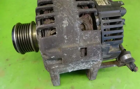 Volkswagen Golf IV Generator/alternator 038903023S