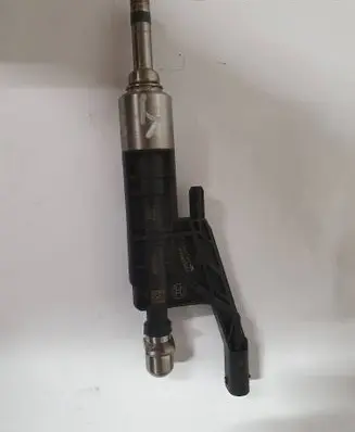 BMW 5 G30 G31 Fuel injector 7639990