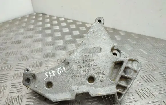 Engine mounting bracket