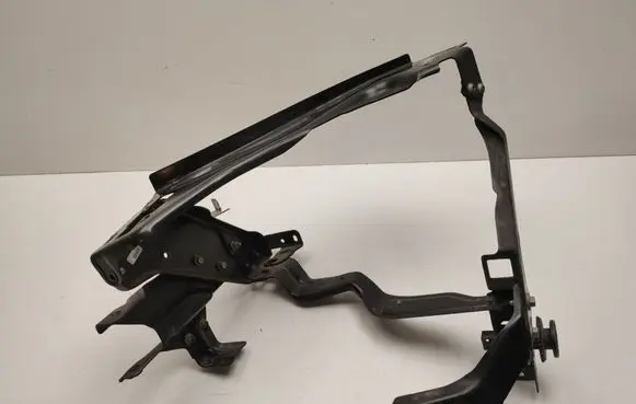 Mercedes-Benz C W204 Headlight/headlamp mounting bracket A2046201314