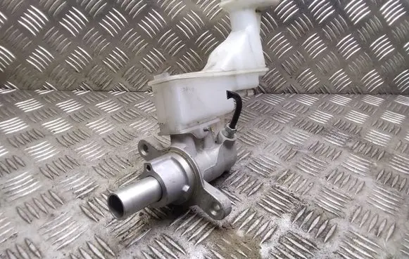 Nissan Qashqai+2 Master brake cylinder