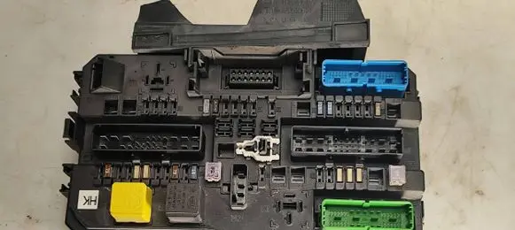 Opel Astra H Fuse module 13115937 329510614