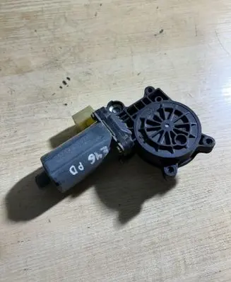 BMW 3 E46 Front door window regulator motor 0130821717