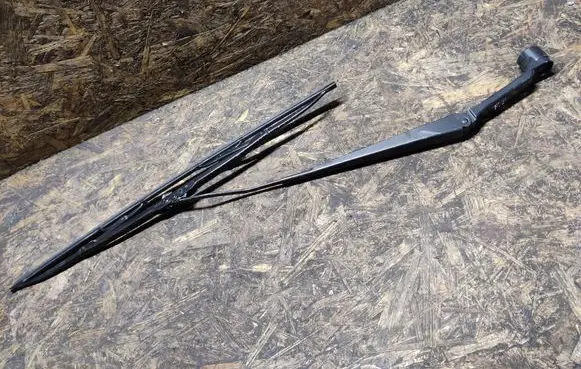 Mitsubishi Space Star Front wiper blade arm 2298