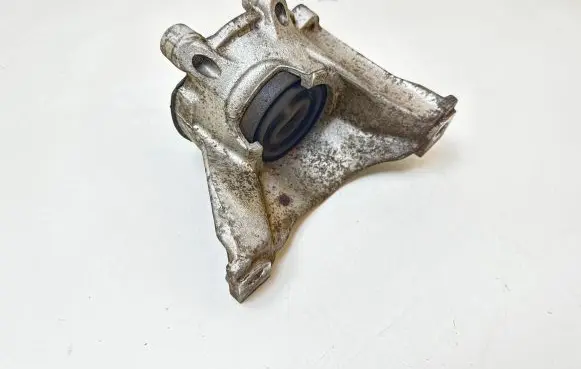 Honda CR-V Engine mount bracket