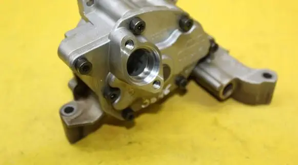 Volkswagen Golf V Oil pump 