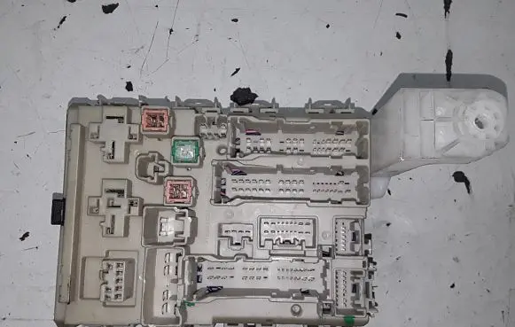 Toyota Avensis T270 Fuse module 8273005150C 291211F22