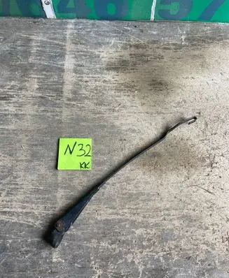 Volkswagen Polo II 86C 2F Front wiper blade arm